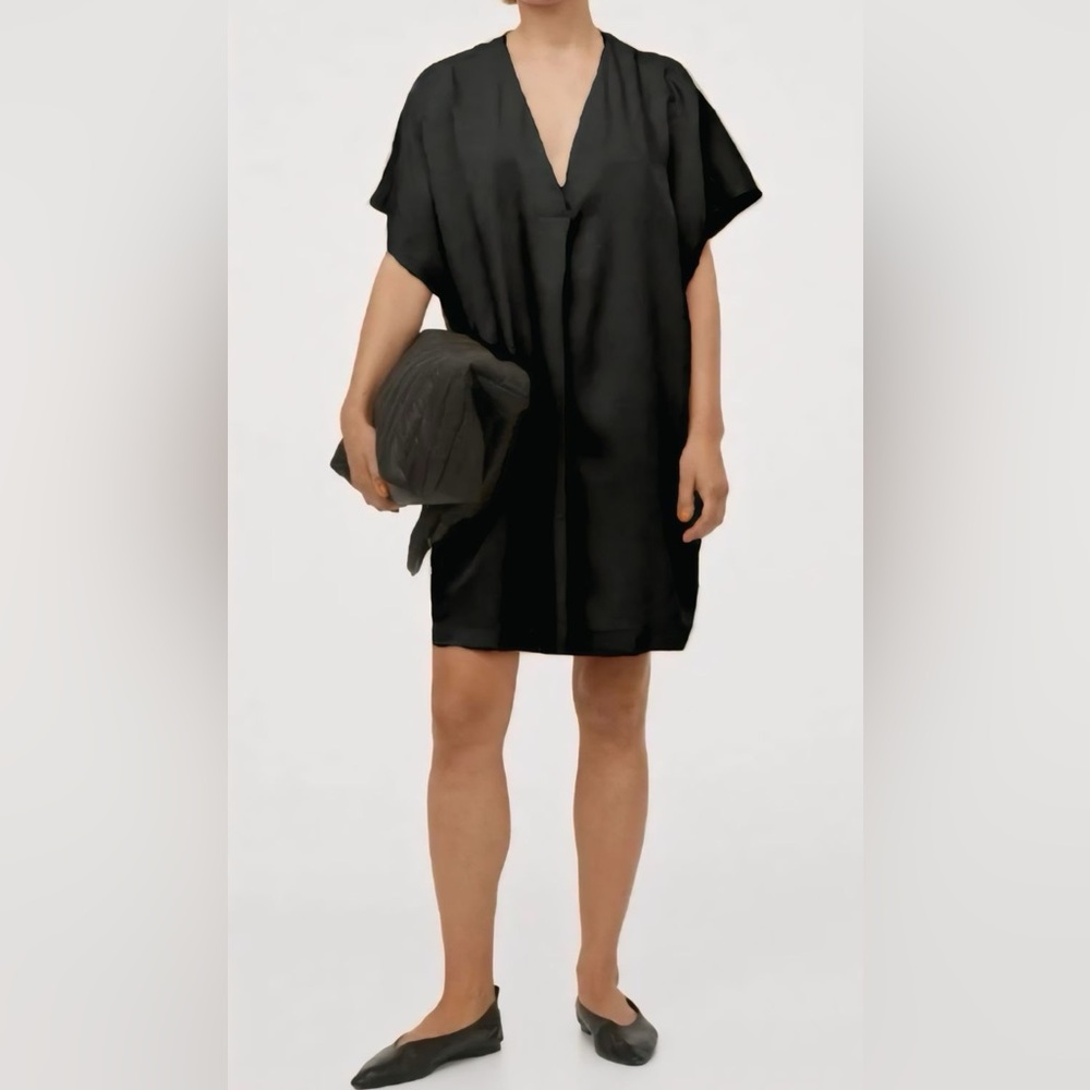 H&M | NWOT Black V-Neck Short Sleeve Knee Length Dress